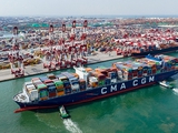 国产全球最大集装箱船之一首航山东港口青岛港